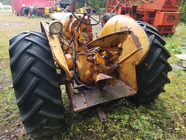 4) 1951 M-M UTS-LP Tractor